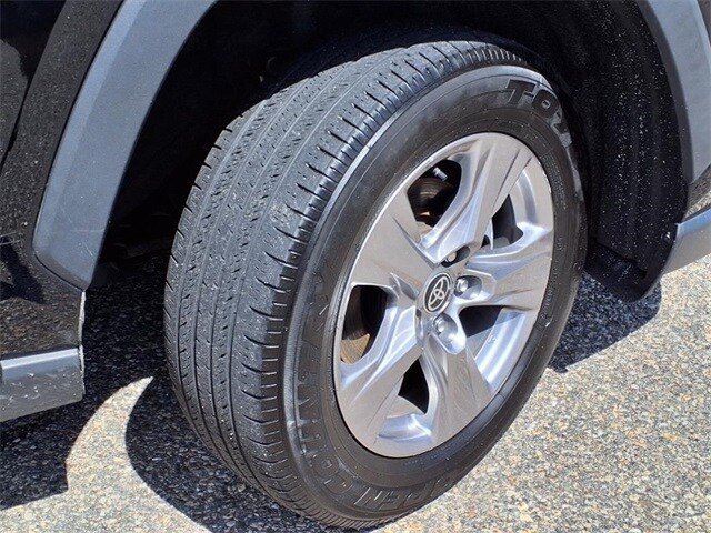 2023 Toyota RAV4 XLE photo 2