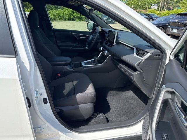 2024 Toyota RAV4 SE - Photo 17