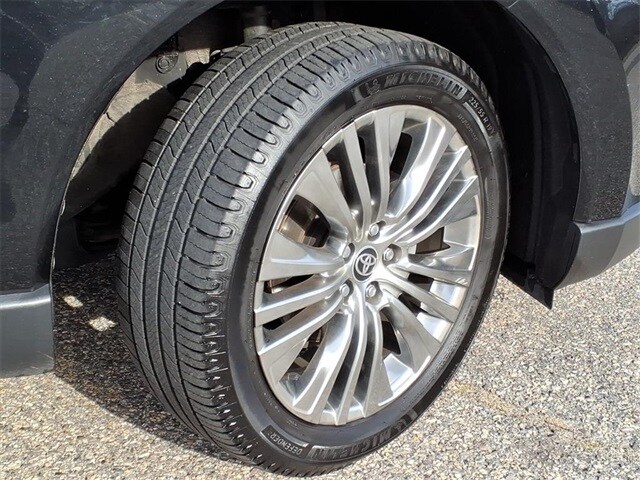 2022 Toyota Venza photo 3