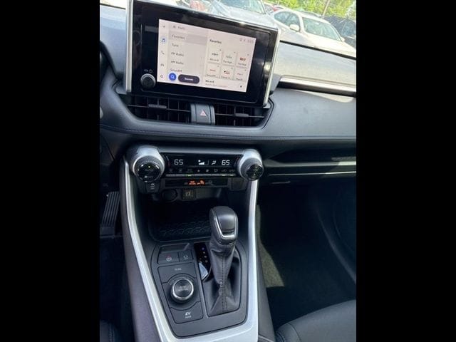 2024 Toyota RAV4 SE - Photo 20