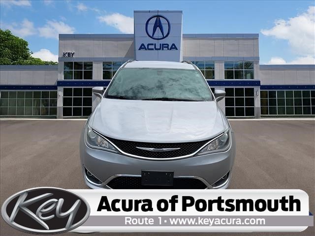 2017 Chrysler Pacifica Touring-L's photo
