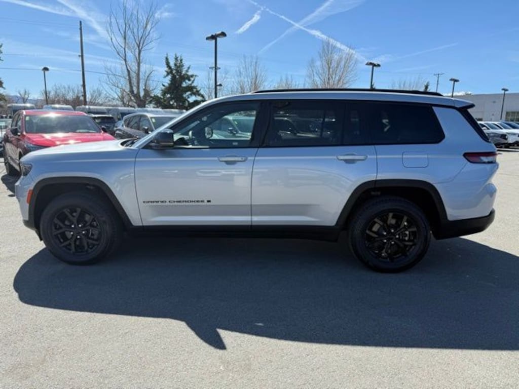 Used 2024 Jeep Grand Cherokee L Laredo SUV