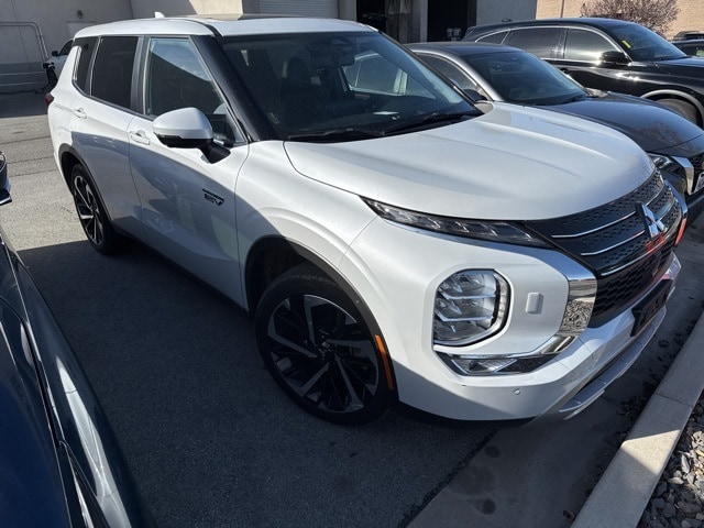 2024 Mitsubishi Outlander Plug-in Hybrid SE's photo