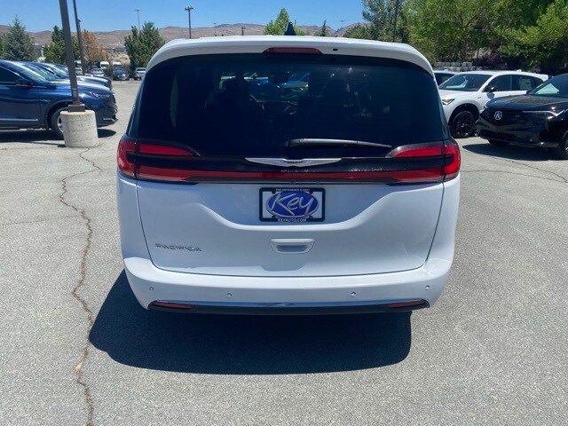 2024 Chrysler Pacifica Touring L photo 3