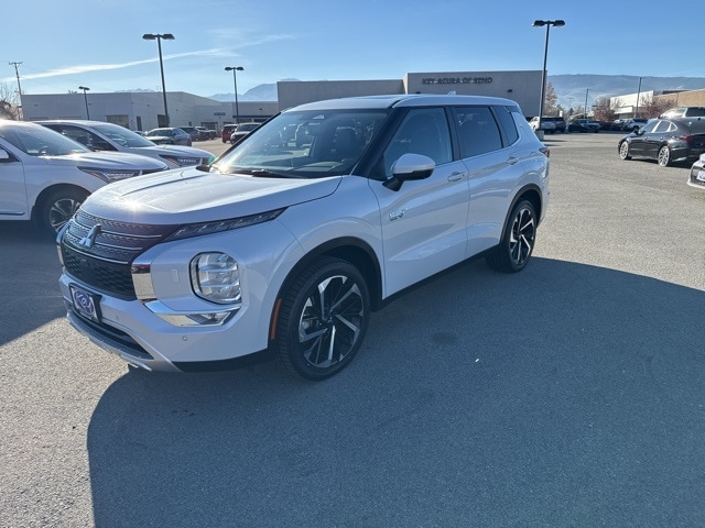 2024 Mitsubishi Outlander Plug-in Hybrid SE's photo
