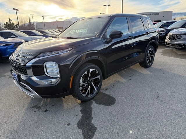 2024 Mitsubishi Outlander SE's photo