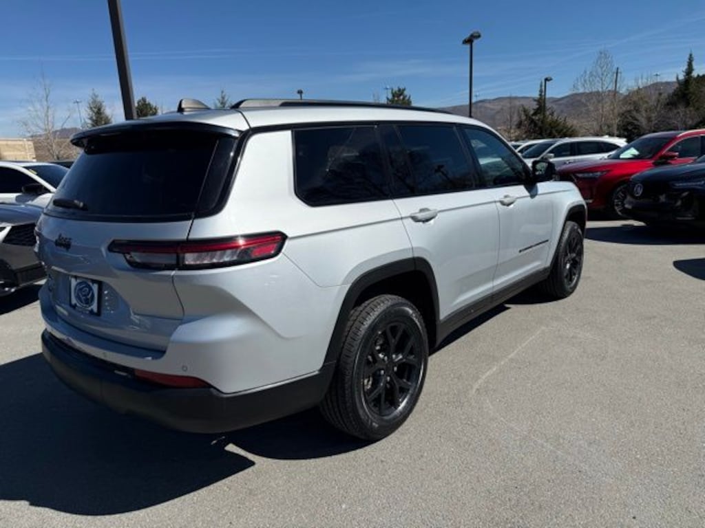 Used 2024 Jeep Grand Cherokee L Laredo SUV
