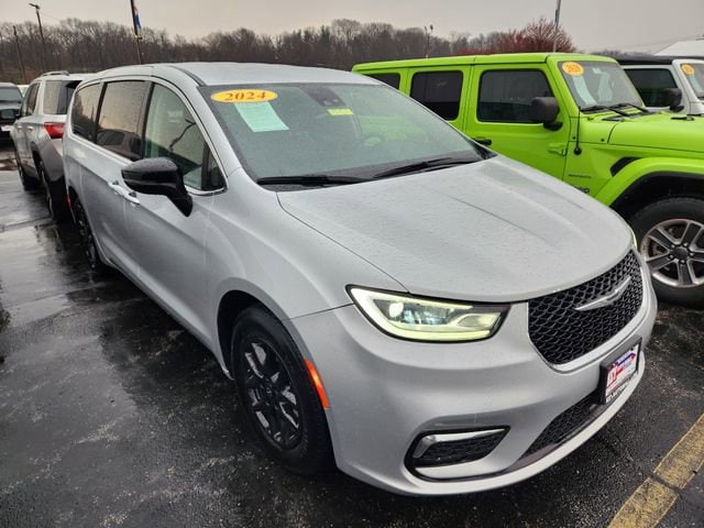 2024 Chrysler Pacifica Touring L's photo