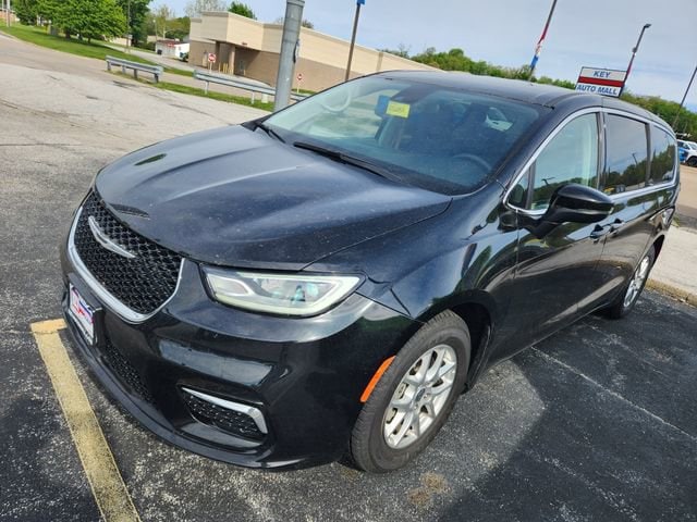 2023 Chrysler Pacifica Touring L's photo