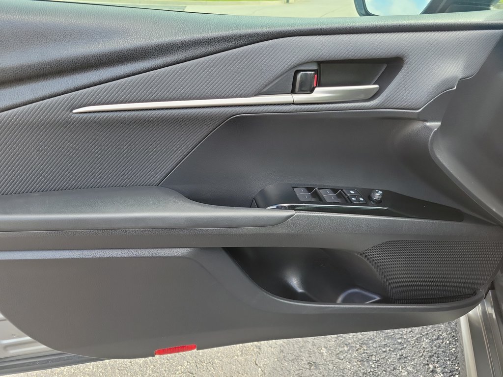2025 Toyota Camry SE - Photo 17