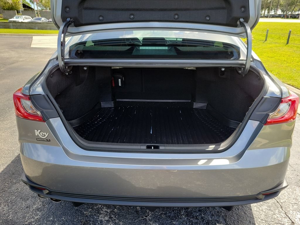 2025 Toyota Camry SE - Photo 9