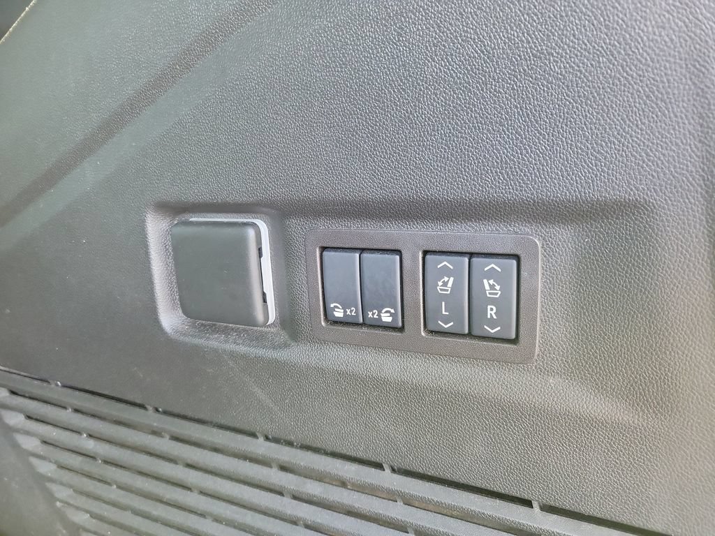 2024 GMC Yukon SLT - Photo 11