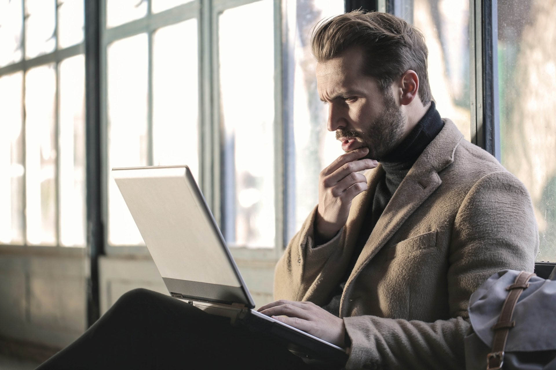 man confused at laptop