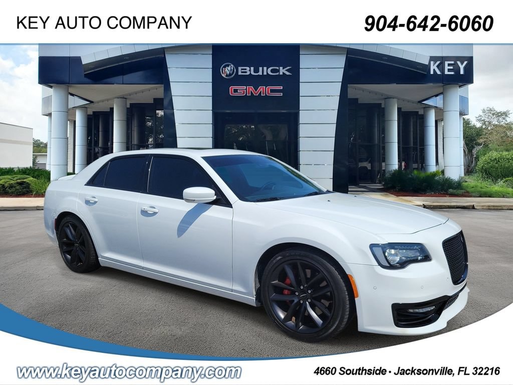 2023 Chrysler 300 C's photo