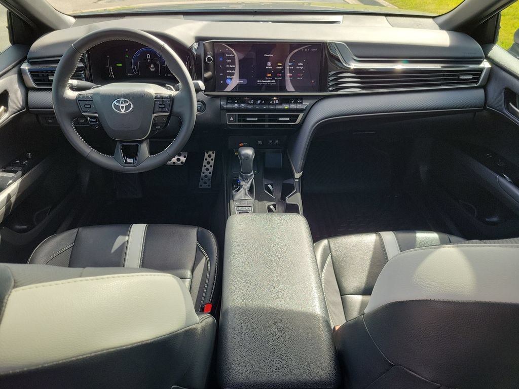 2025 Toyota Camry SE - Photo 15