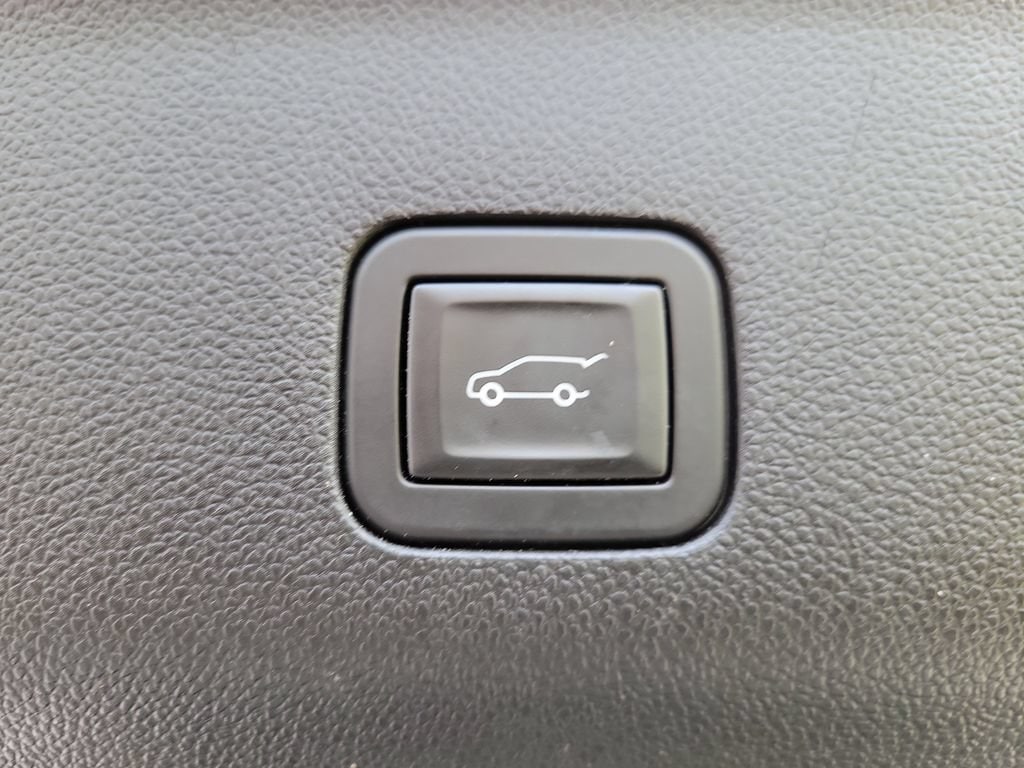 2024 GMC Yukon SLT - Photo 12