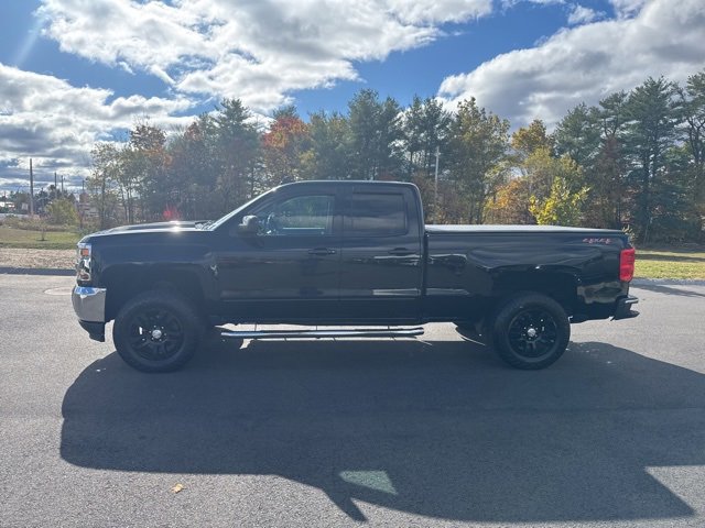 2019 Chevrolet Silverado LT photo 2
