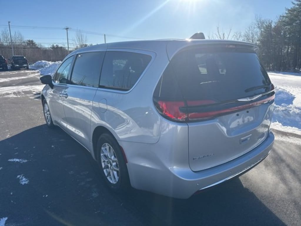 Used 2024 Chrysler Pacifica Touring L