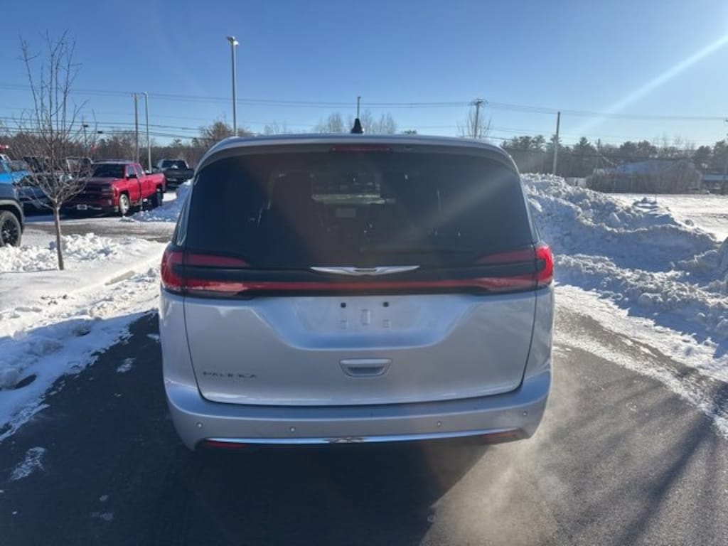 Used 2024 Chrysler Pacifica Touring L