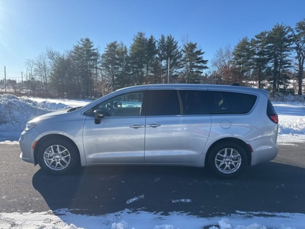 Used 2024 Chrysler Pacifica Touring L