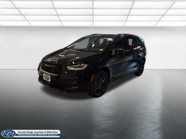 2026 Chrysler Pacifica Limited's photo