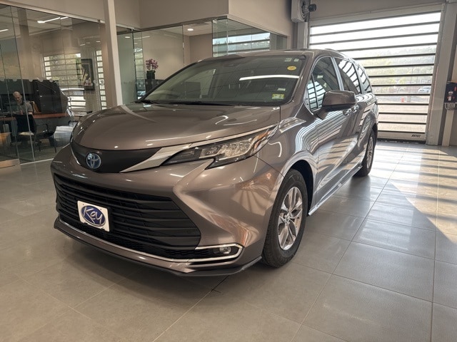 Used 2023 Toyota Sienna XLE with VIN 5TDYRKEC8PS167446 for sale in Rochester, NH