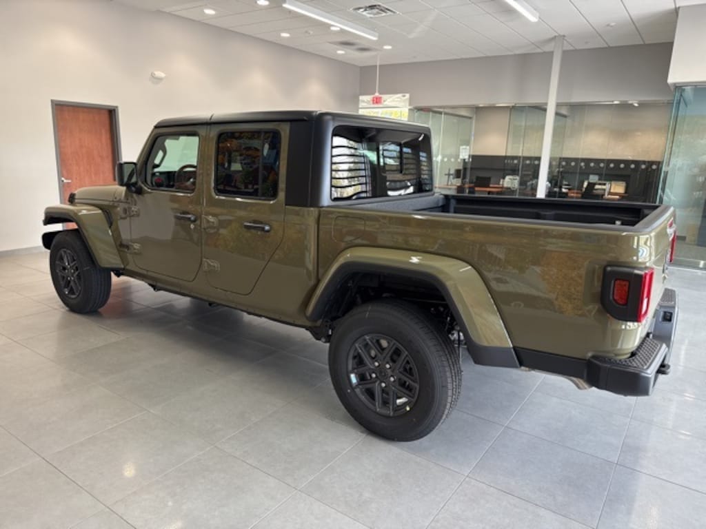 New 2025 Jeep Gladiator Sport Pickup