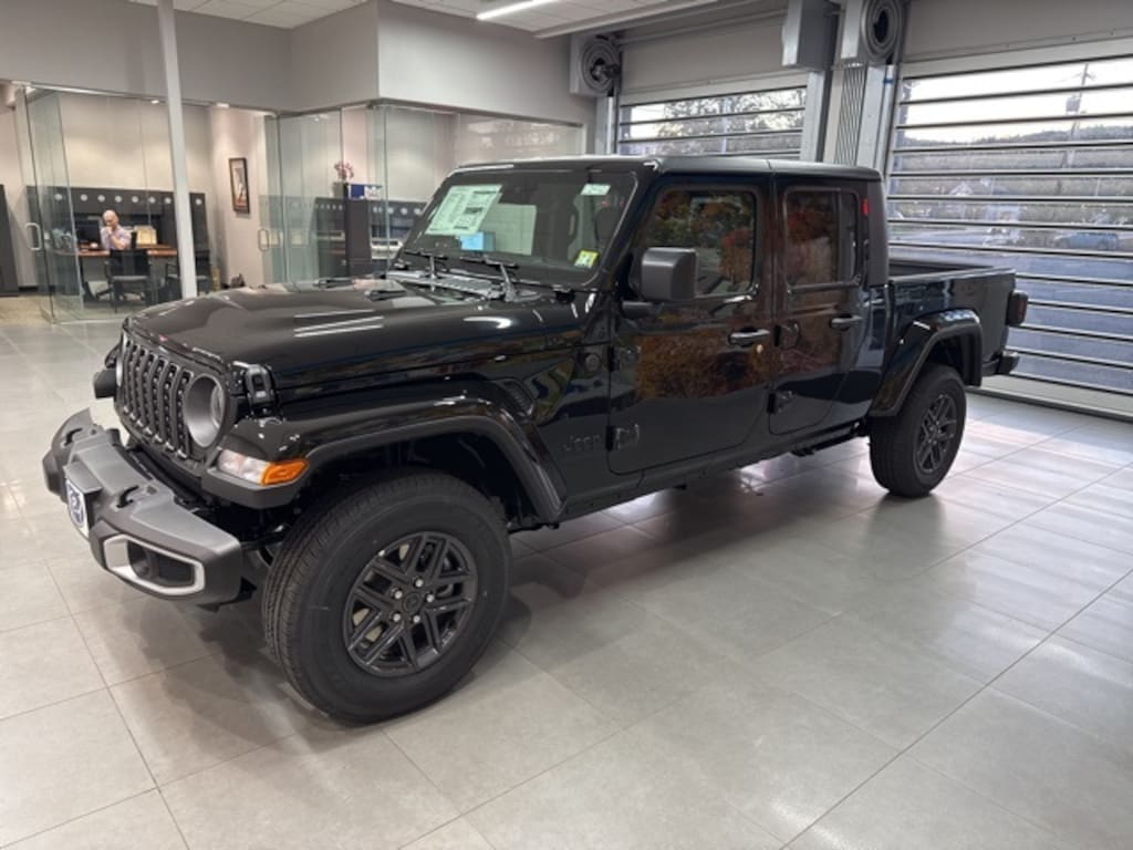 New 2025 Jeep Gladiator Sport Pickup