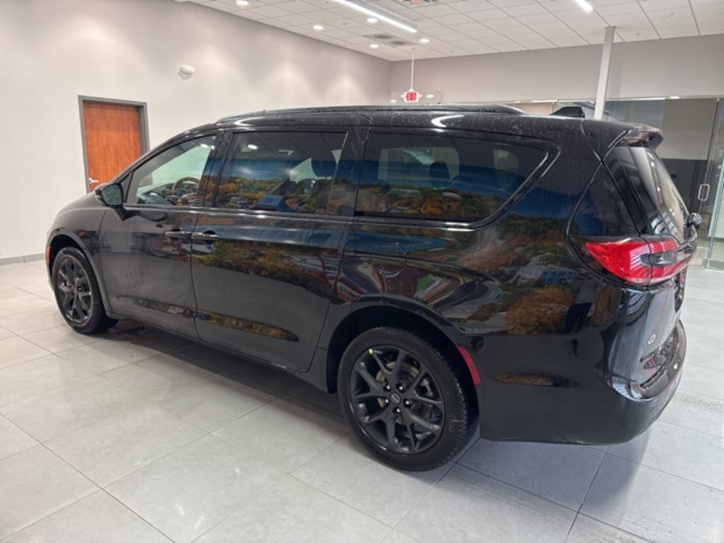 New 2026 Chrysler Pacifica Select Passenger Van