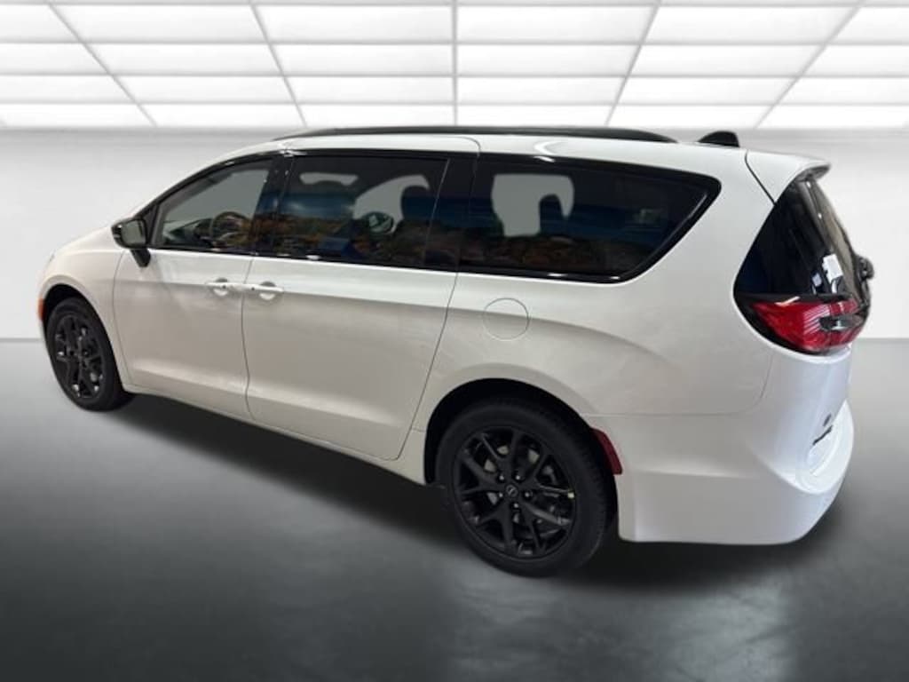 New 2026 Chrysler Pacifica Limited Passenger Van