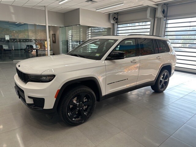 2025 Jeep Grand Cherokee Altitude X photo 2