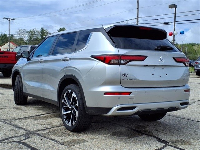 2024 Mitsubishi Outlander SE photo 3