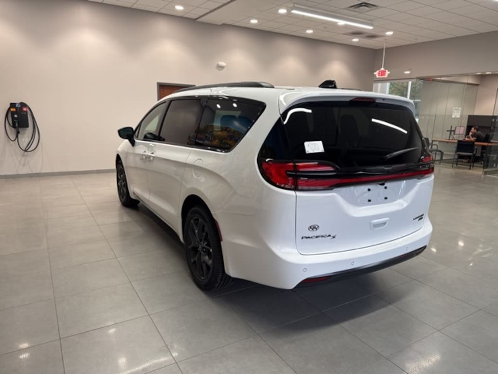 New 2026 Chrysler Pacifica Limited Passenger Van