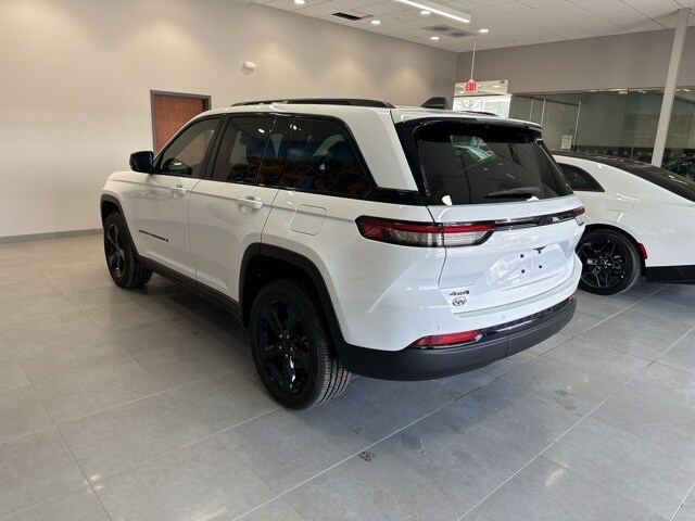 2025 Jeep Grand Cherokee Altitude photo 3
