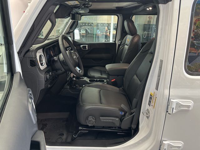 2025 Jeep Wrangler 4-Door Sahara - Photo 27