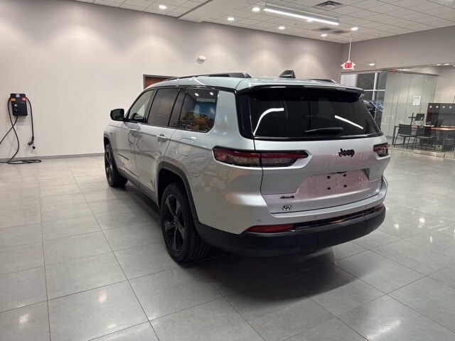 2023 Jeep Grand Cherokee Altitude photo 2