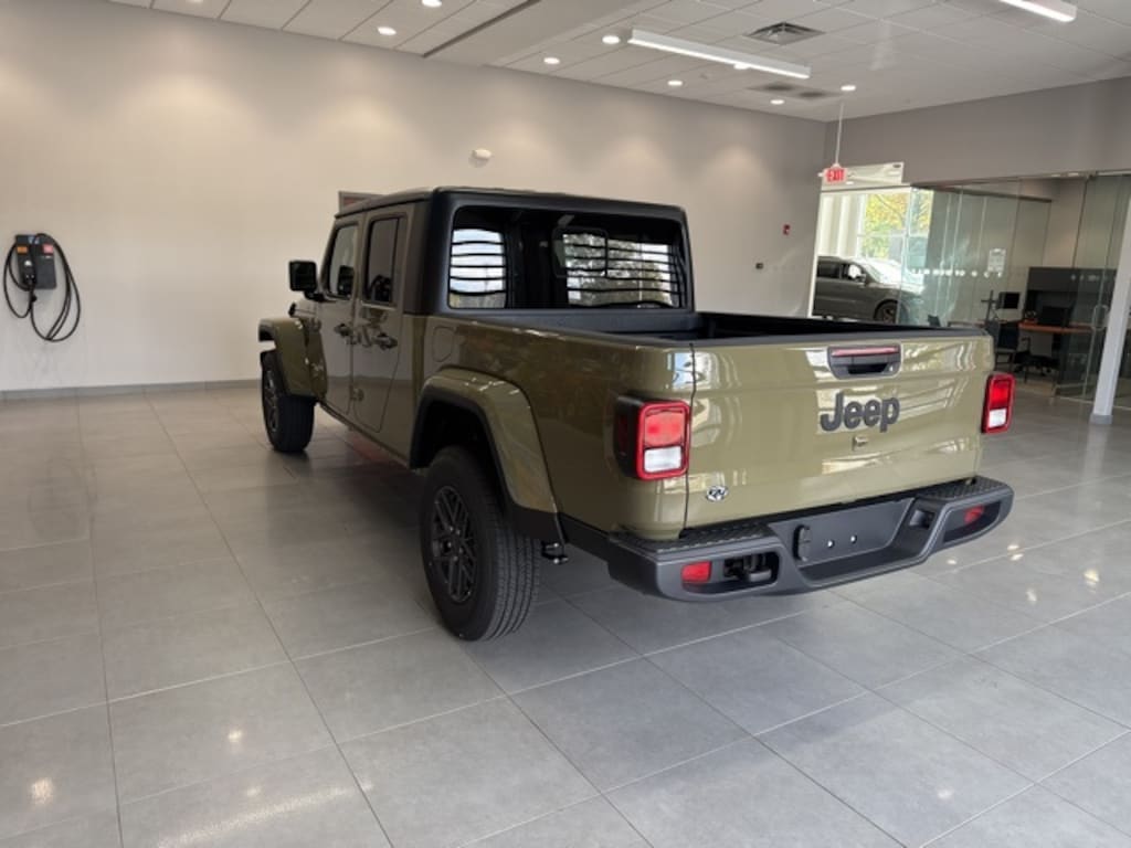 New 2025 Jeep Gladiator Sport Pickup