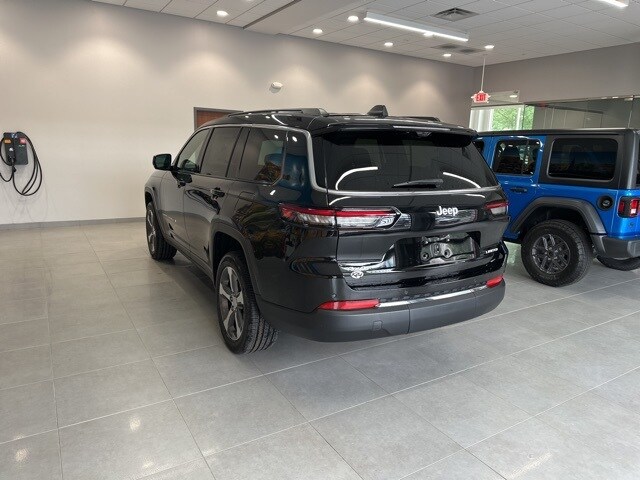 2025 Jeep Grand Cherokee Limited Sport photo 3