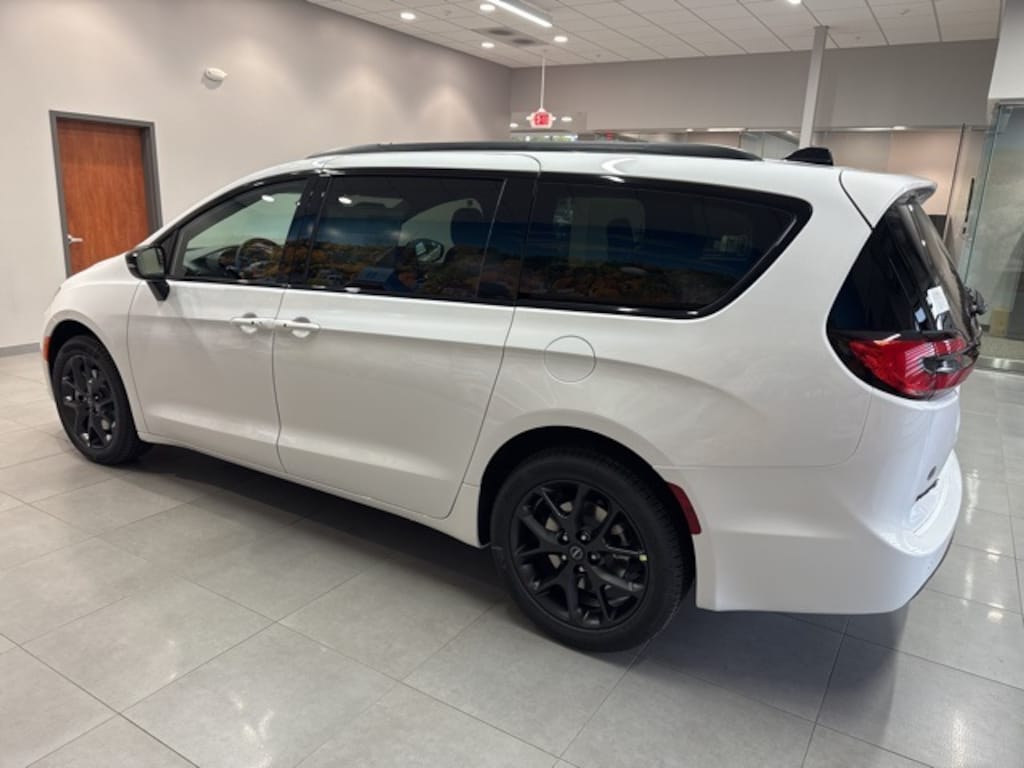 New 2026 Chrysler Pacifica Limited Passenger Van