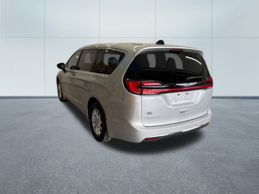 Used 2024 Chrysler Pacifica Touring L Minivan/Van