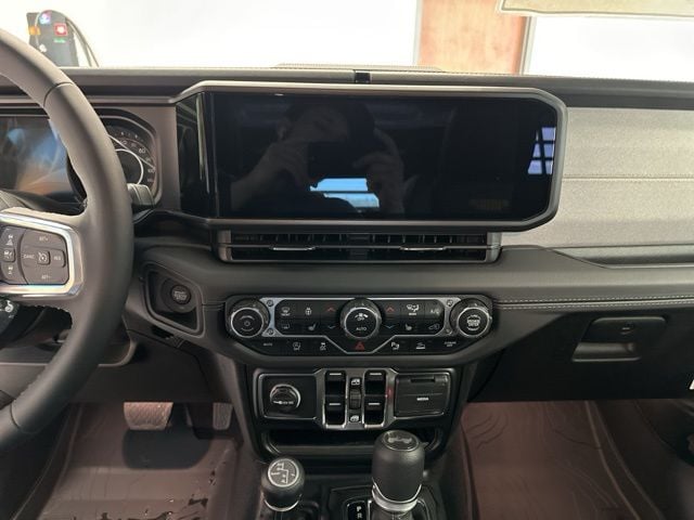 2025 Jeep Wrangler 4-Door Sahara - Photo 33