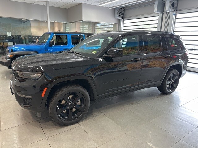 2025 Jeep Grand Cherokee Limited photo 2