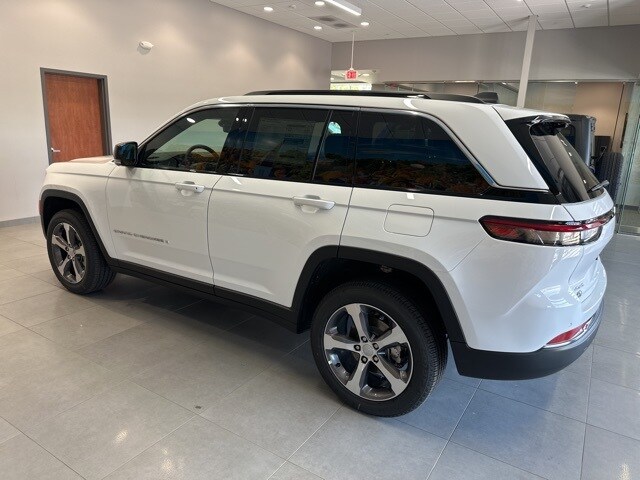 2025 Jeep Grand Cherokee Limited photo 3