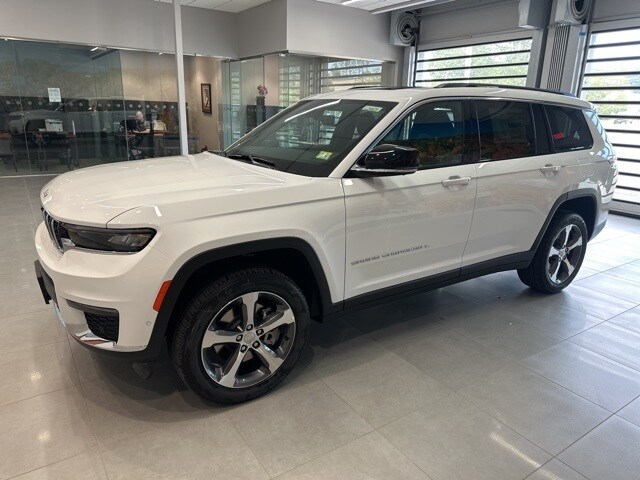 2025 Jeep Grand Cherokee Limited photo 2