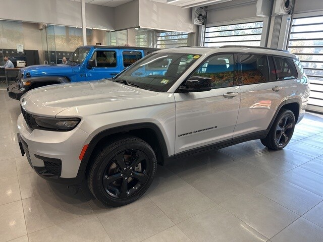 2023 Jeep Grand Cherokee Altitude photo 2