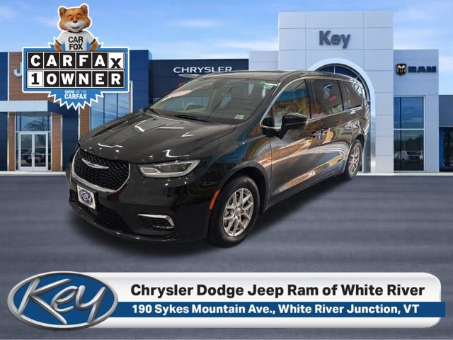 2023 Chrysler Pacifica Touring L's photo