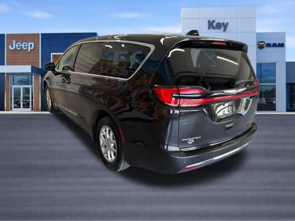 Used 2023 Chrysler Pacifica Touring L Minivan/Van