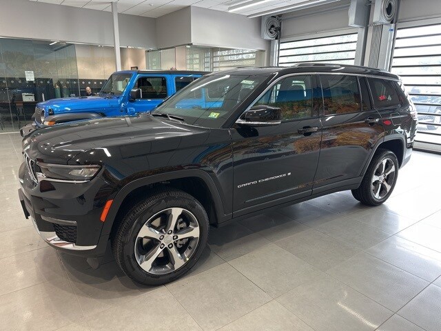 2025 Jeep Grand Cherokee Limited Sport photo 2