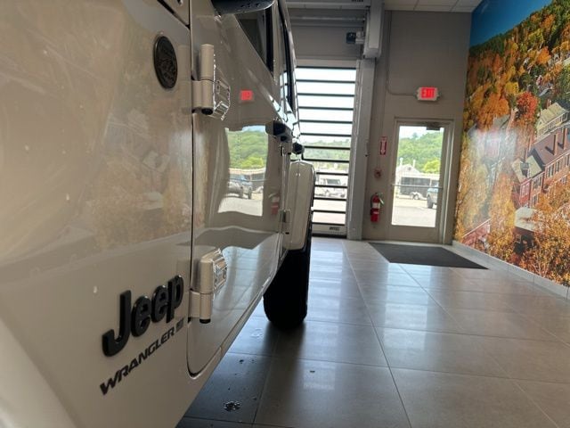 2025 Jeep Wrangler 4-Door Sahara - Photo 19