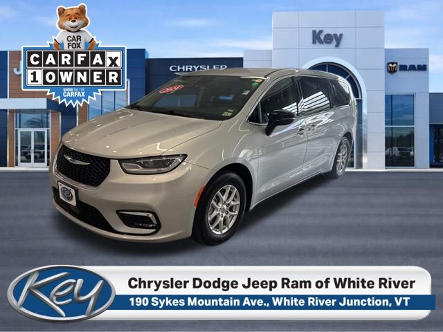 2024 Chrysler Pacifica Touring L's photo